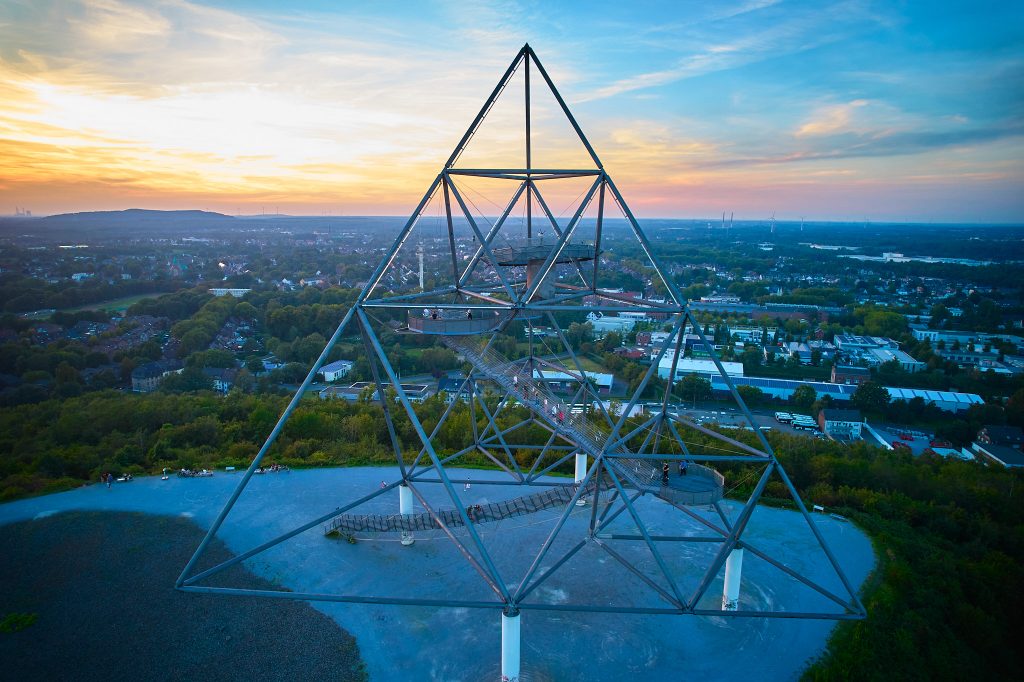 Tetraeder in Bottrop, DJI Air2s, Langzeitbelichtung und Sonnenuntergang