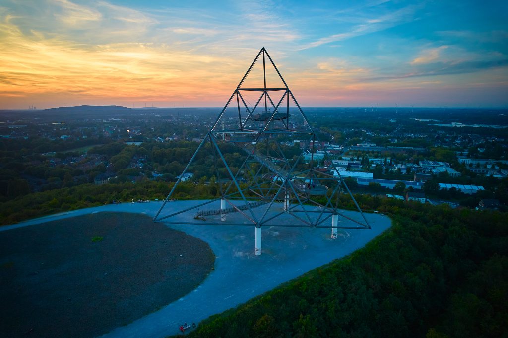 Tetraeder in Bottrop, DJI Air2s, Langzeitbelichtung und Sonnenuntergang