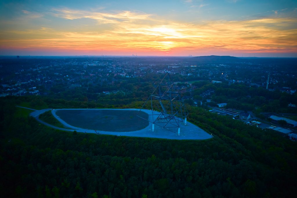 Tetraeder in Bottrop, DJI Air2s, Langzeitbelichtung und Sonnenuntergang