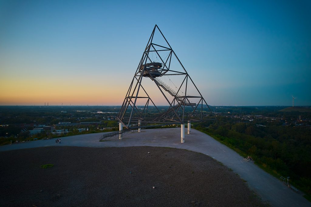 Tetraeder in Bottrop, DJI Air2s, Langzeitbelichtung und Sonnenuntergang