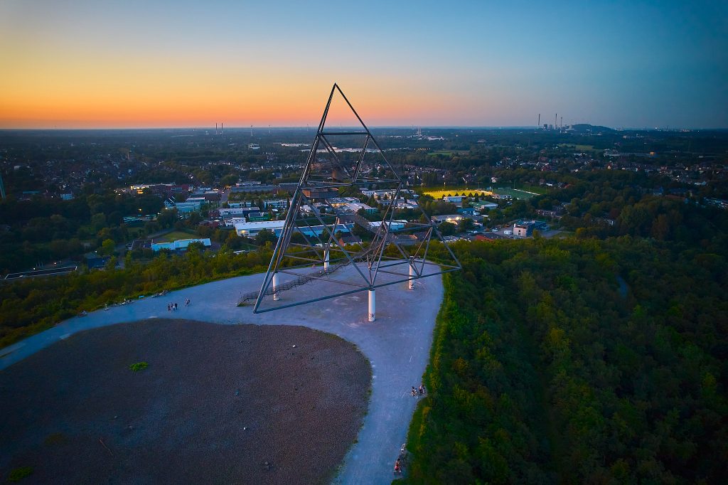Tetraeder in Bottrop, DJI Air2s, Langzeitbelichtung und Sonnenuntergang