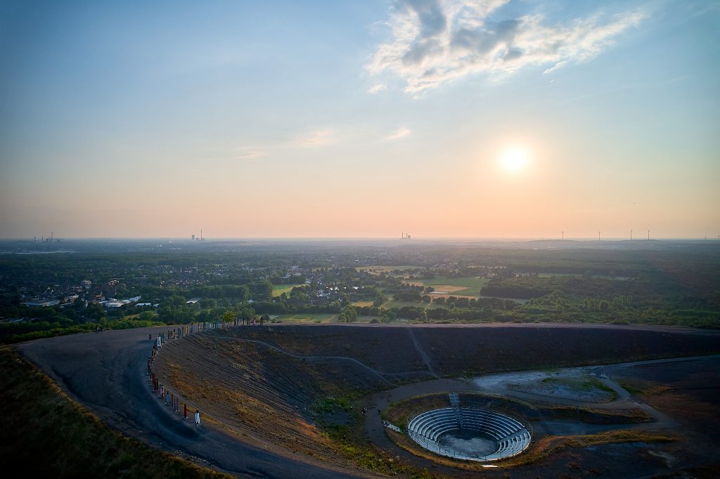 DJI Air2s auf der Halde Haniel im Sonnenuntergang