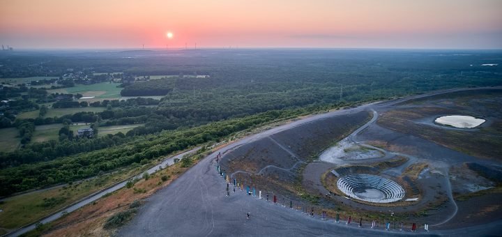Sonnenuntergang auf der Halde Haniel in Oberhausen. Aufgenommen mit der Drohne DJI Air2s