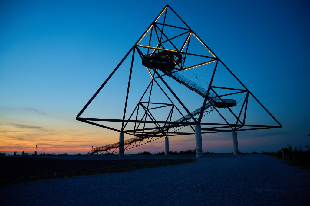 Tetraeder in Bottrop, DJI Air2s, Langzeitbelichtung und Sonnenuntergang