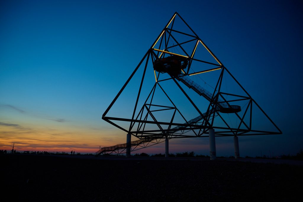 Tetraeder in Bottrop, DJI Air2s, Langzeitbelichtung und Sonnenuntergang