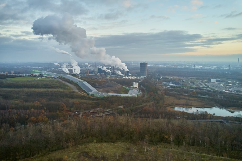 Abendliche Drohnenfotos des Tetraeder in Bottrop