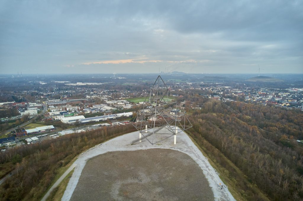 Abendliche Drohnenfotos des Tetraeder in Bottrop