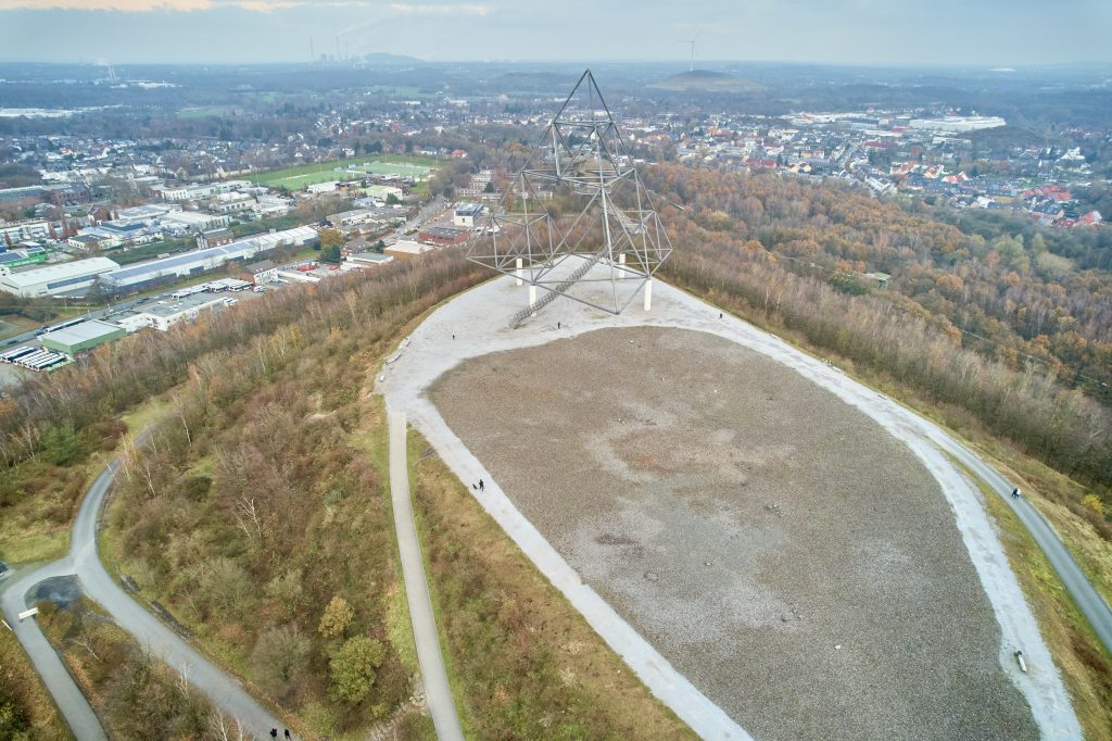 Abendliche Drohnenfotos des Tetraeder in Bottrop