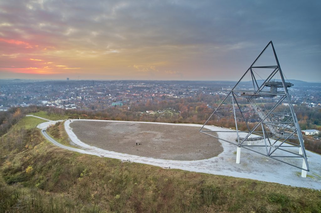 Abendliche Drohnenfotos des Tetraeder in Bottrop