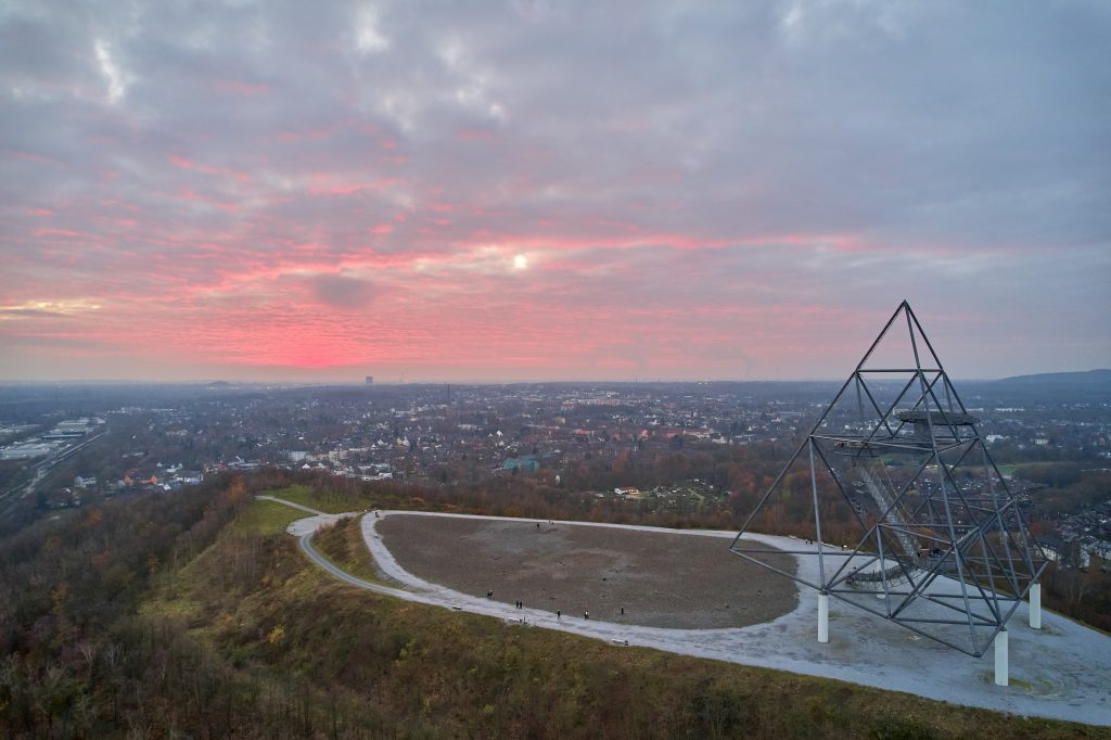 Abendliche Drohnenfotos des Tetraeder in Bottrop